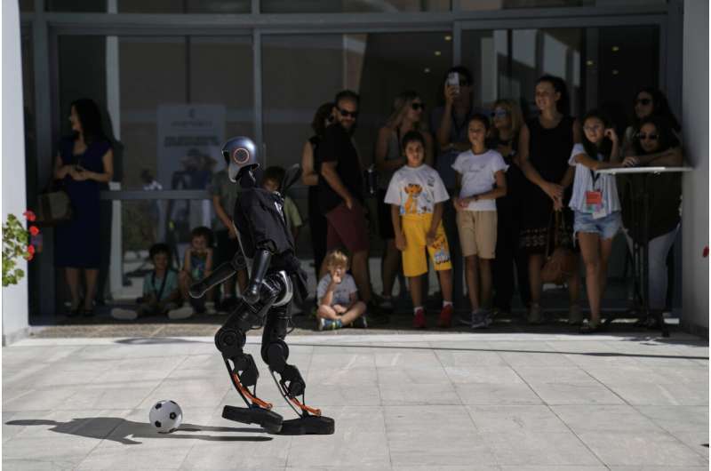 نمایش قدرت رباتهای انساننما در المپیای باستانی، اما هوش مصنوعی هنوز دور است نمایش قدرت رباتهای انساننما در المپیای باستانی، اما هوش مصنوعی هنوز دور است