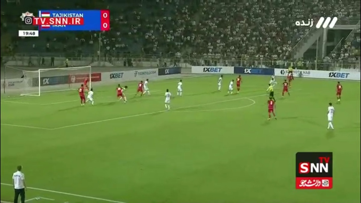 شوت امید نورافکن از بالای دروازه تاجیکستان به بیرون رفت