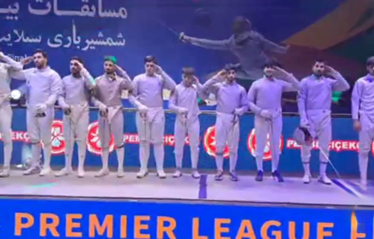 سلام نظامی شمشیربازان ایرانی حاضر در رقابت‌های بین‌المللی ست‌لایت هنگام پخش سرودایران