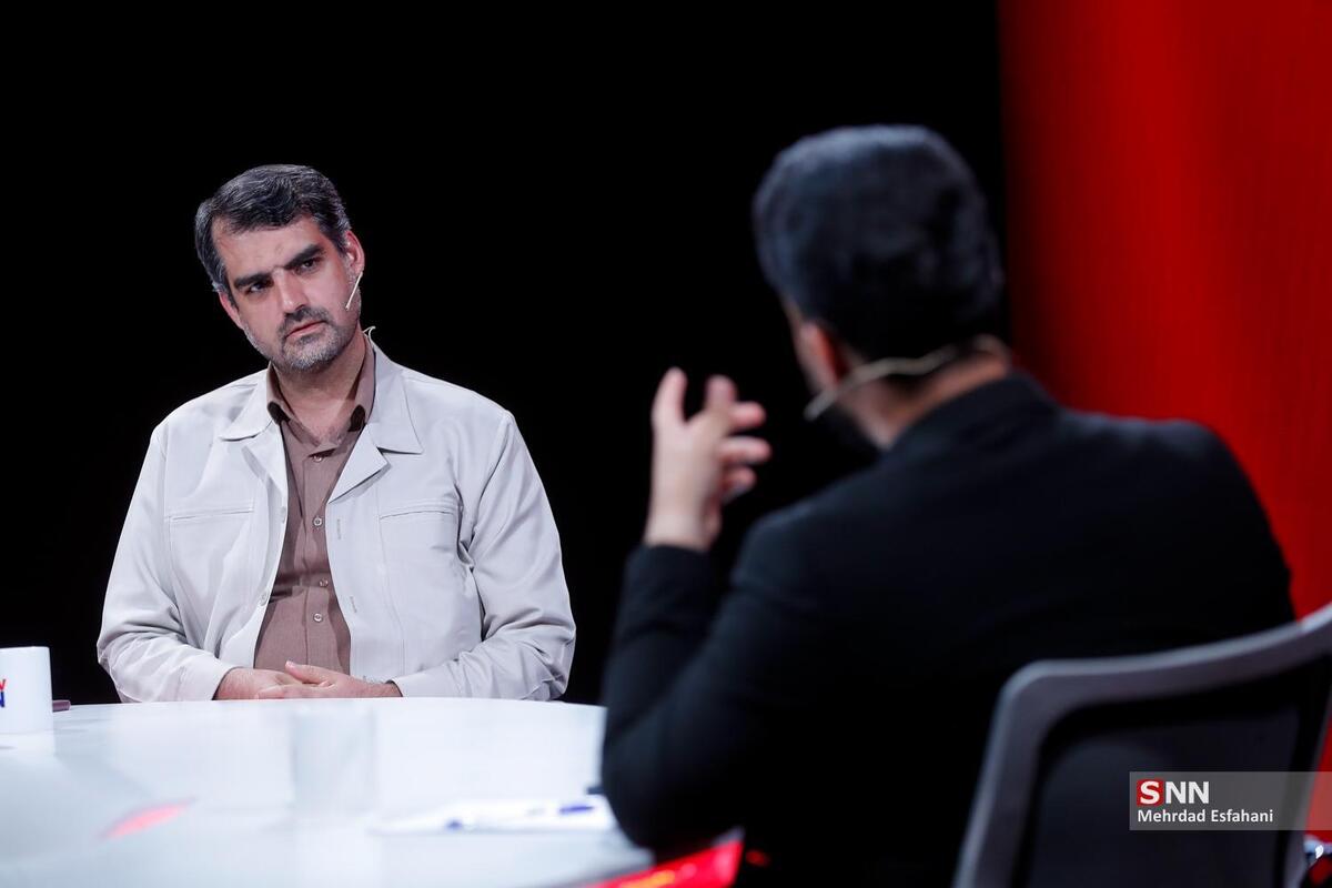 منان رئیسی: آقای مهدی جهانگیری پرونده قضایی دارد، اما به او پول می‌دهند تا پنل خورشیدی وارد کند!