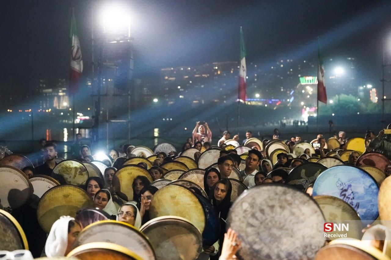جشن بزرگ ایران عزیز با هدف نمایش وحدت اقوام در دریاچه شهدای خلیج فارس(چیتگر) در حال برگزاری است