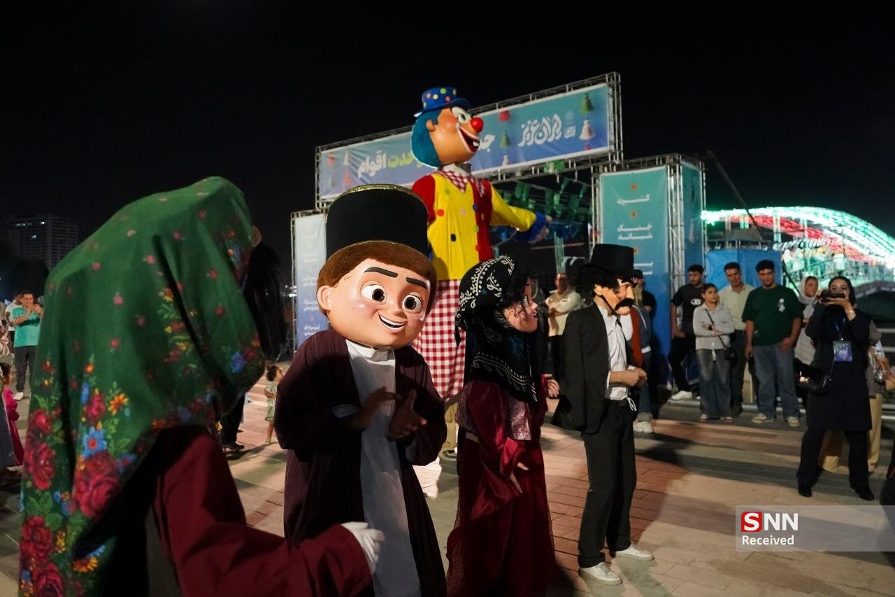 جشن بزرگ ایران عزیز با هدف نمایش وحدت اقوام در دریاچه شهدای خلیج فارس(چیتگر) در حال برگزاری است