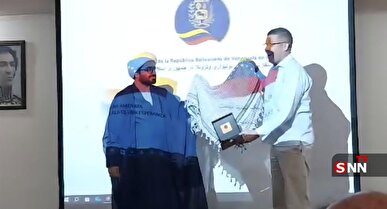 اهدای چفیه رهبر انقلاب به رئیس جمهور ونزوئلا توسط دانشجویان/ اعلام همبستگی از تهران تا غزه و کاراکاس