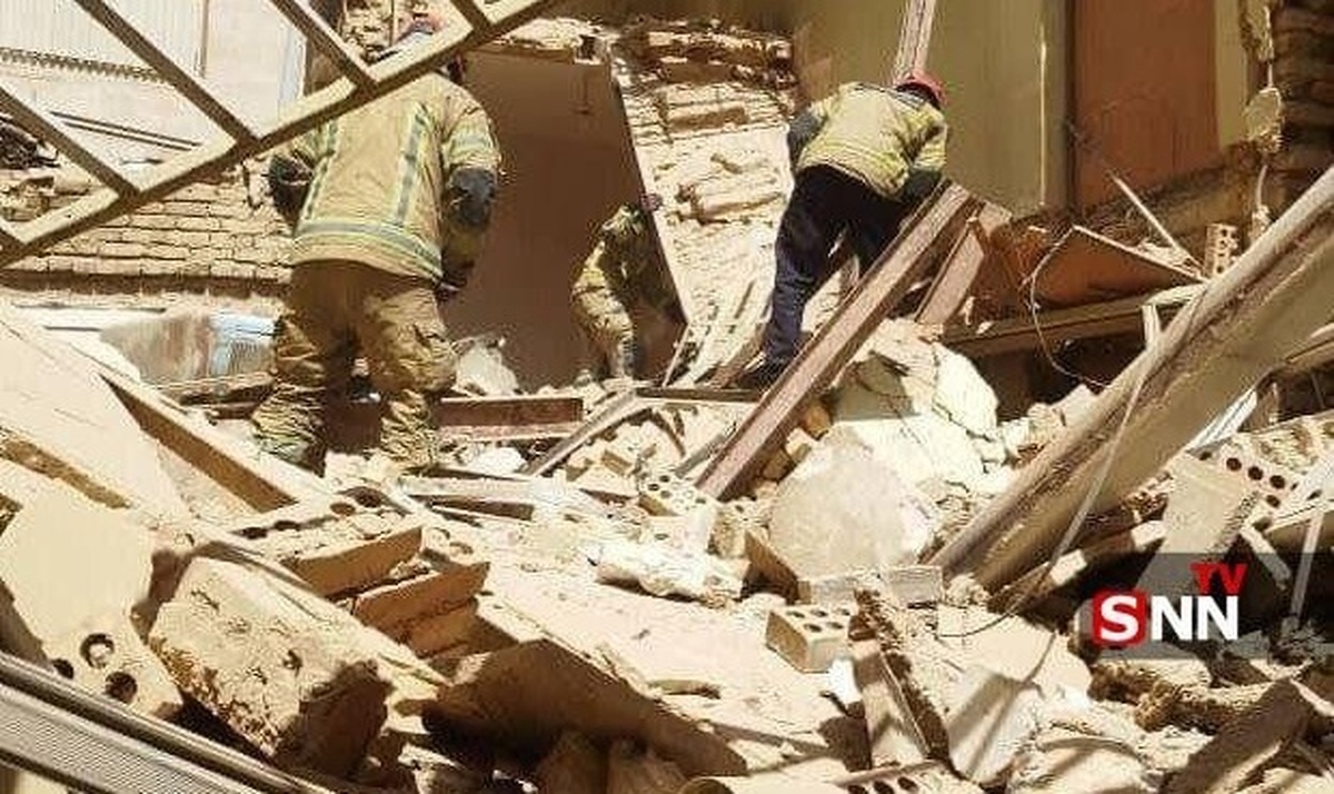 تخریب یک ساختمان مسکونی در خیابان پیروزی تهران