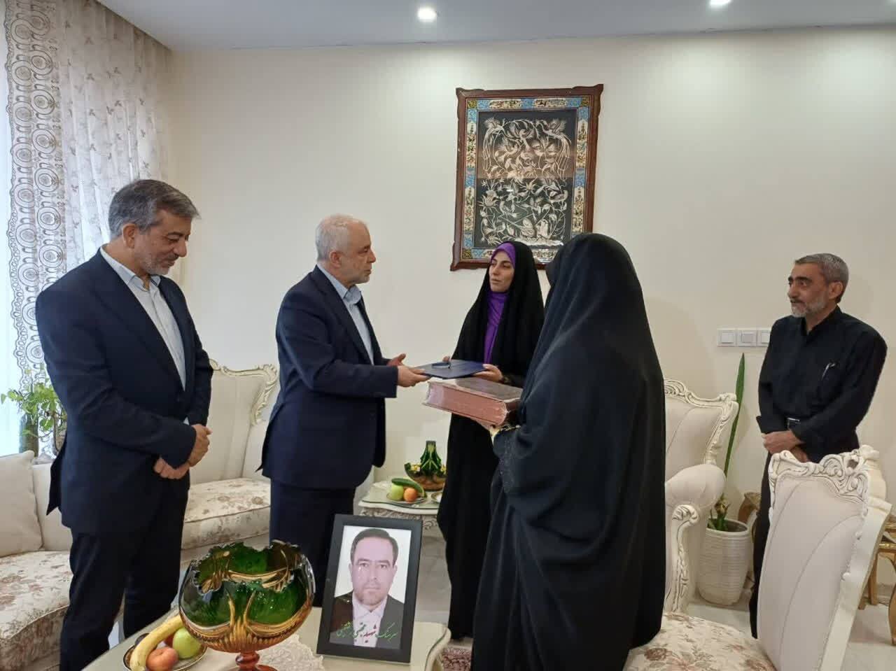 آغاز تدوین دایرة&zwnj;المعارف شهدای جنگ ۱۲روزه/خدمت به خانواده شهدا افتخاری بزرگ است