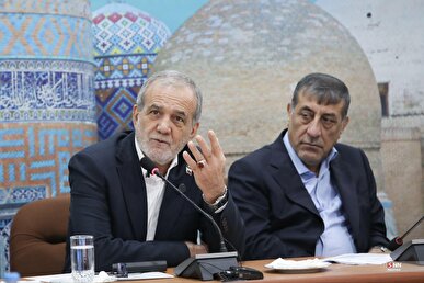 پزشکیان: مشکل وقتی ایجاد می‌شود که منتظر دستگیری دیگران باشیم / رئیس جمهور از سرمایه‌گذار اردبیلی خواست کنار گلخانه، پنل خورشیدی بسازد + فیلم