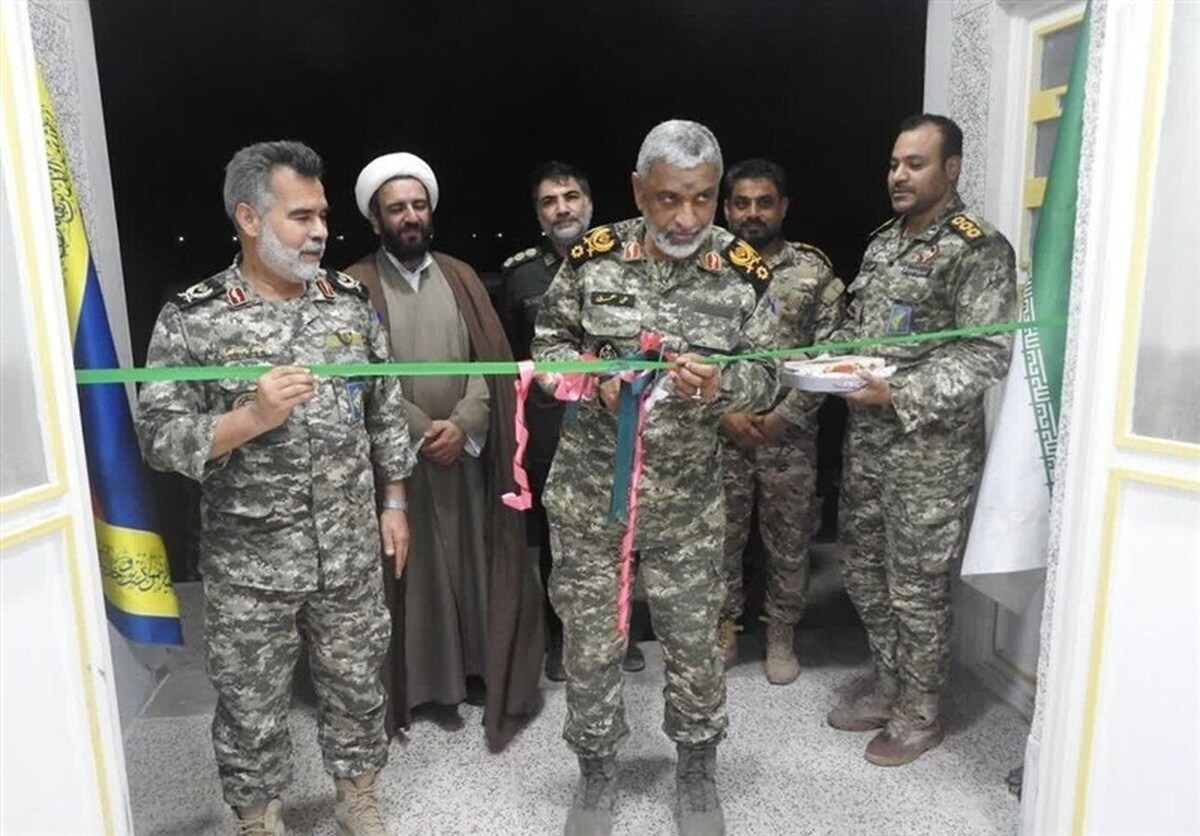 بازدید دریادار عظمایی از جزایر بوموسی و تنب بزرگ