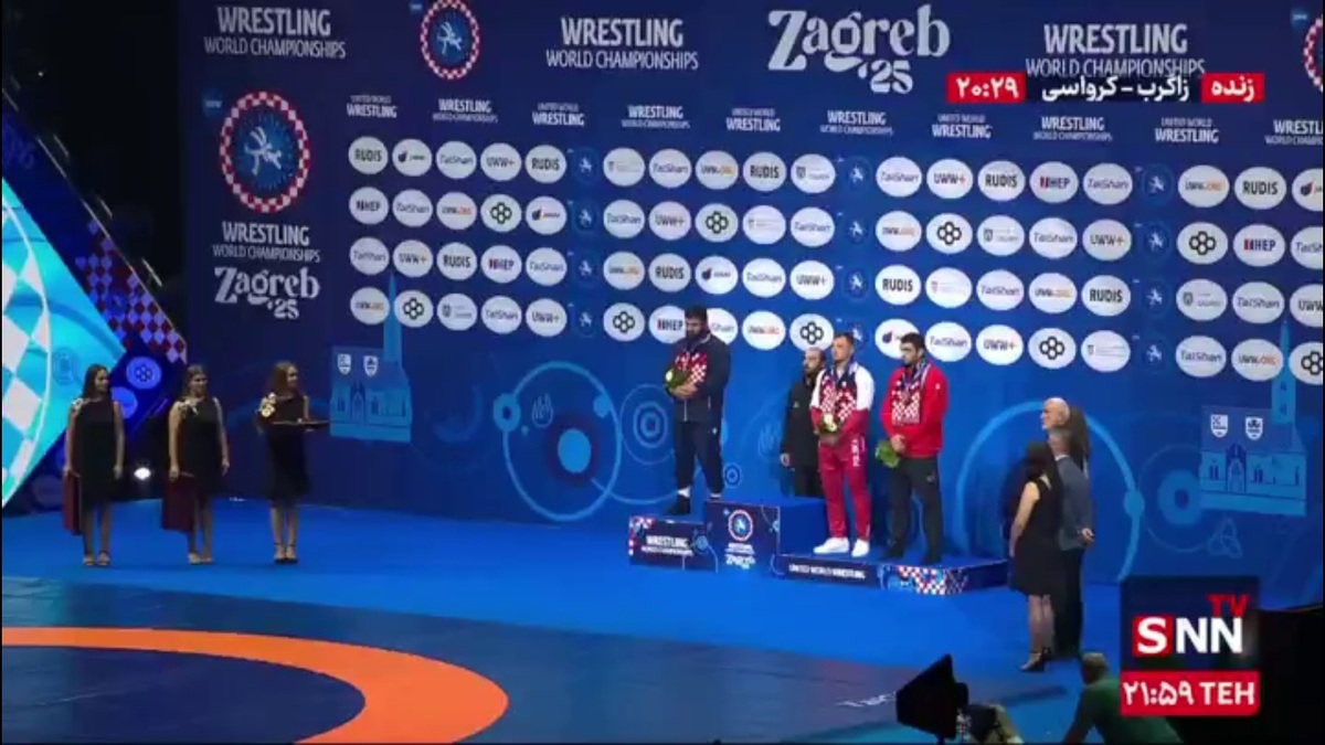 اهدای مدال طلا به امیرحسین زارع و طنین انداز شدن سرود ملی در سالن برگزاری مسابقات کشتی آزاد قهرمانی جهان