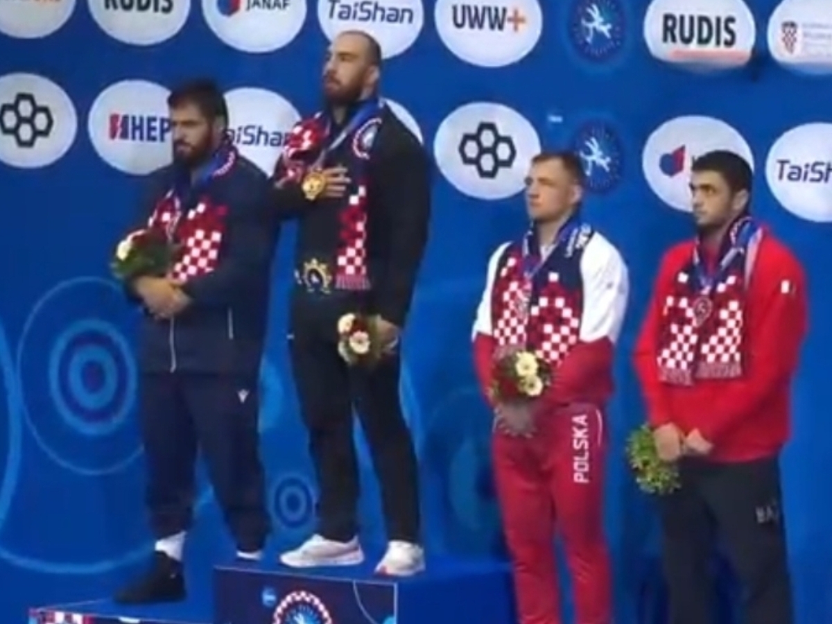 اهدای مدال طلا به امیرحسین زارع و طنین انداز شدن سرود ملی در سالن برگزاری مسابقات کشتی آزاد قهرمانی جهان