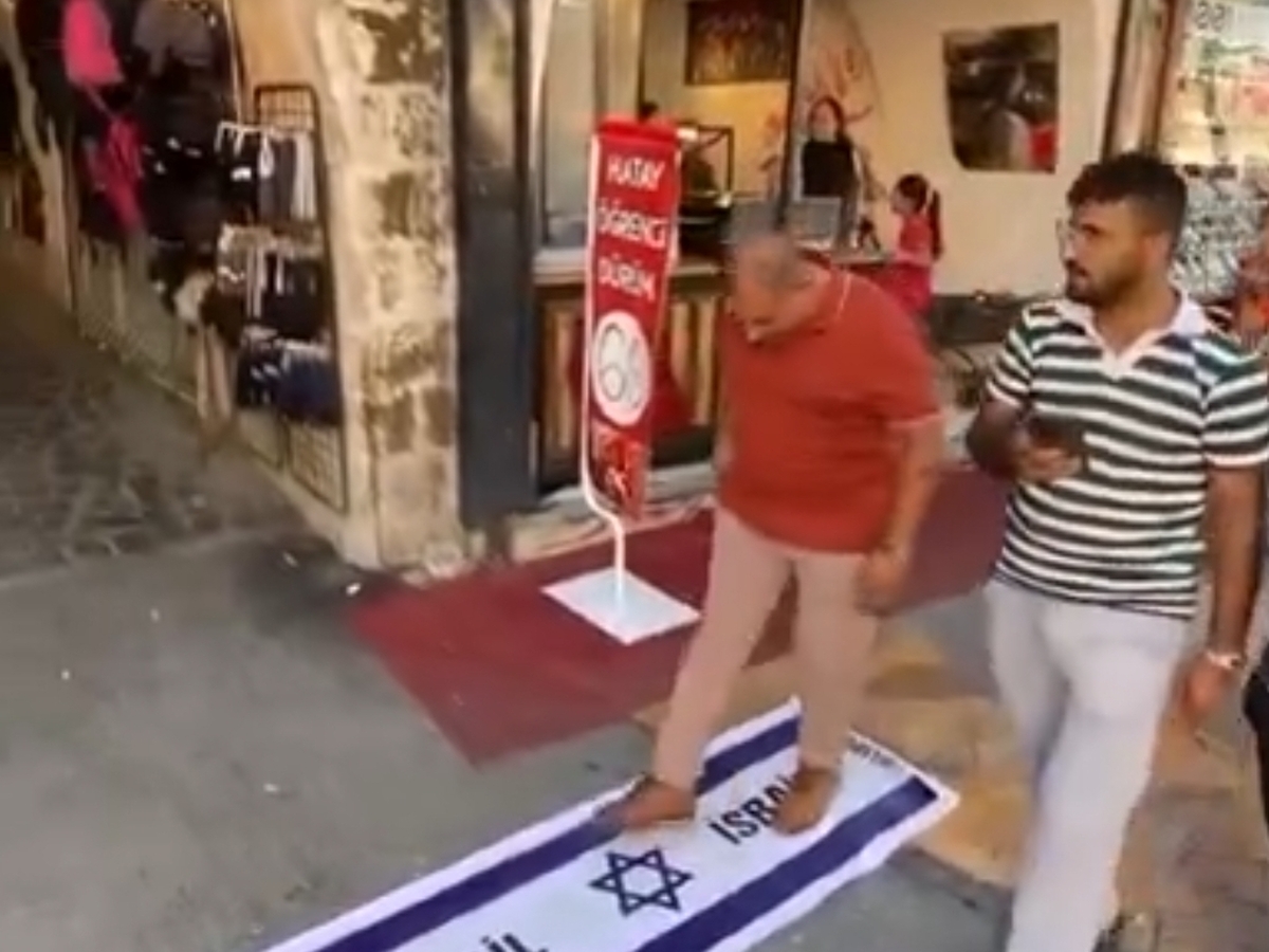 ارادت ویژه مردم ترکیه به پرچم رژیم صهیونیستی!