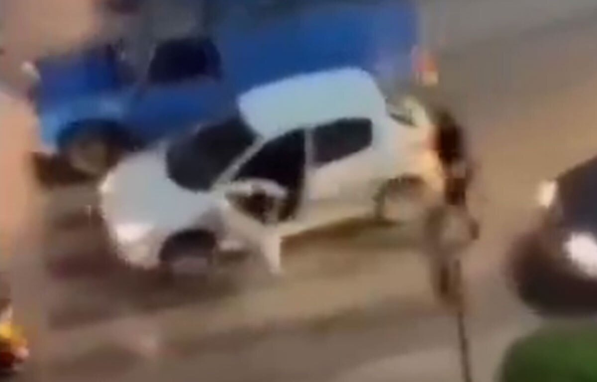 لحظه شناسایی و دستگیری فردی که در نزاع شهر چالوس کلاش بدست از ماشین پیاده شد