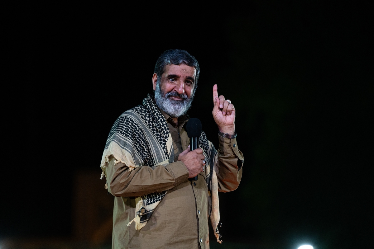 گرامیداشت هفته دفاع مقدس با ویژه‌برنامه «شب‌های پرستاره»/ روایتگری حاج حسین یکتا در گلزار شهدای 