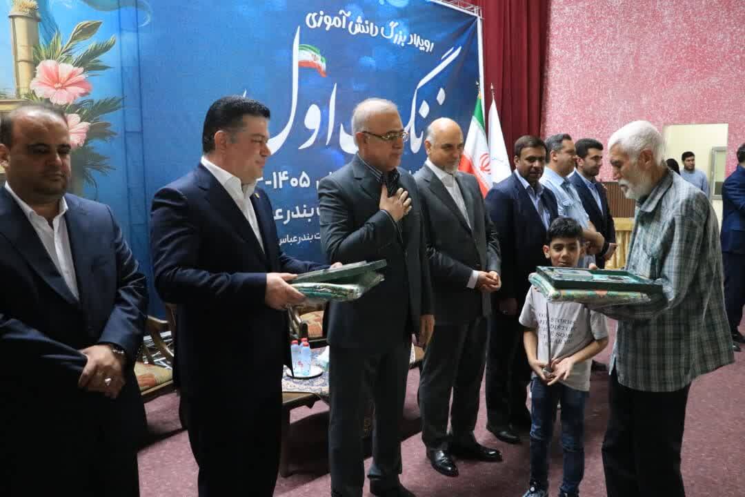 آموزش سرمایه اصلی توسعه کشور است/تجلیل از خانواده شهید آذرآبادگان