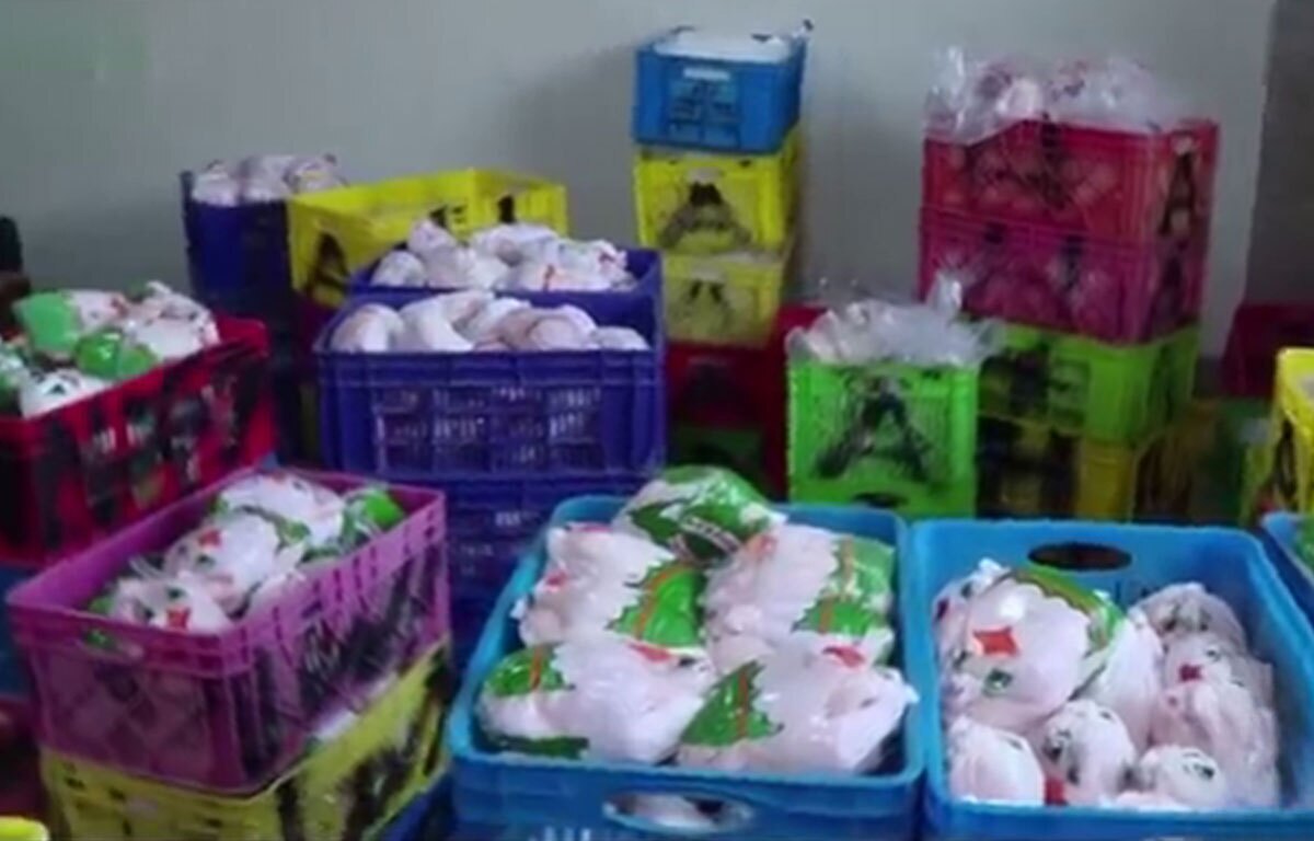 مرغ در عمده‌فروشی‌های میدان بهمن ۱۰۰ هزارتومان است، اما در مرغ‌فروشی‌های تهران ۱۴۰ هزار تومان!