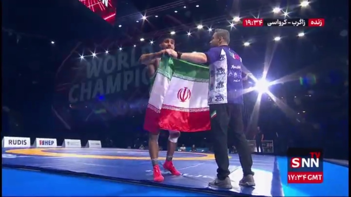 تعظیم فرخی به پرچم مقدس ایران