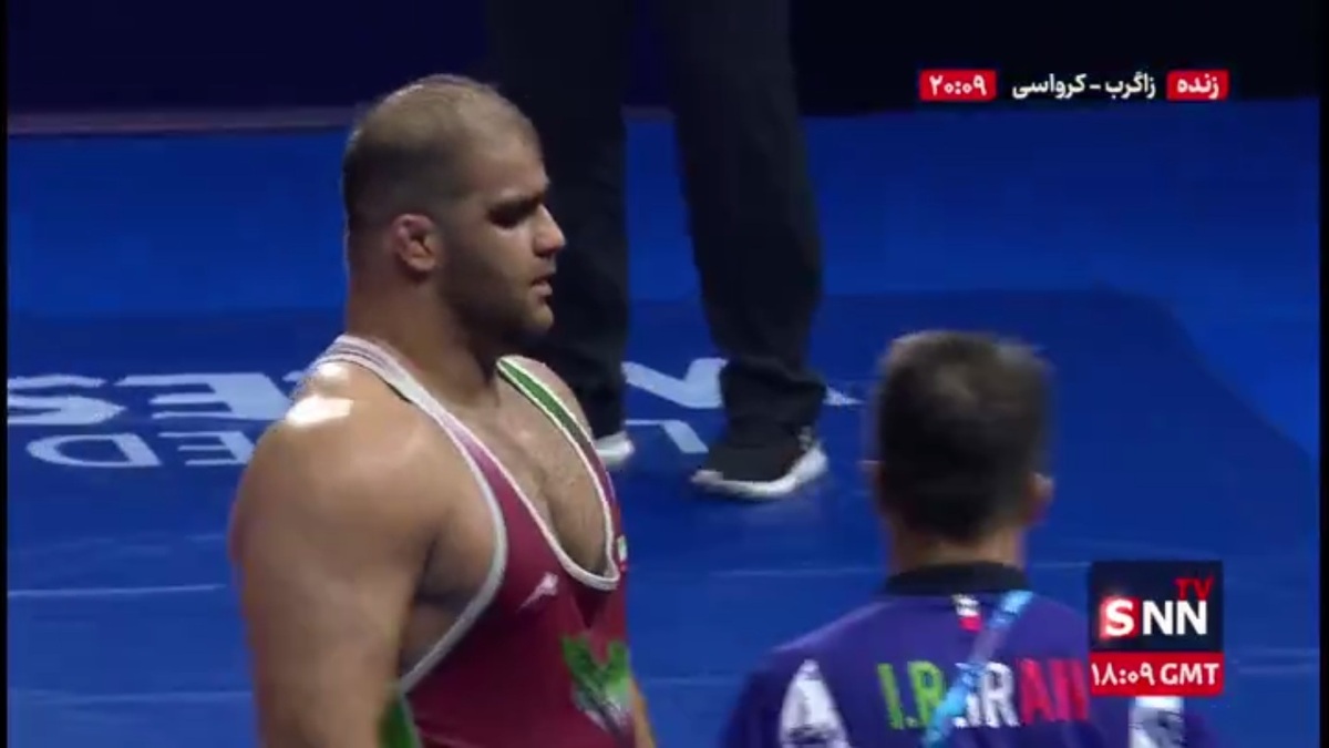 تعظیم و دور افتخار میرزازاده با پرچم ایران