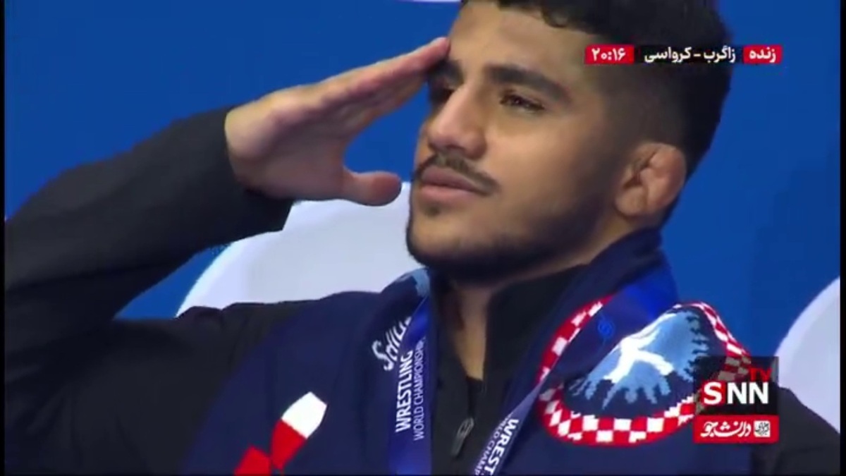 ادای احترام نظامی فرخی به پرچم مقدس ایران بر روی سکوی اول جهان