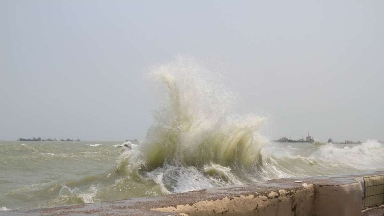 وزش باد شدید و مواج شدن دریا در هرمزگان تا دوشنبه