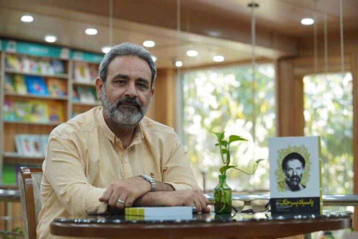 گزارش و گفت و گوی اختصاصی دانشجو با نویسنده کتاب «پاسیاد پسر خاک» در آستانه رونمایی از تقریظ رهبر انقلاب