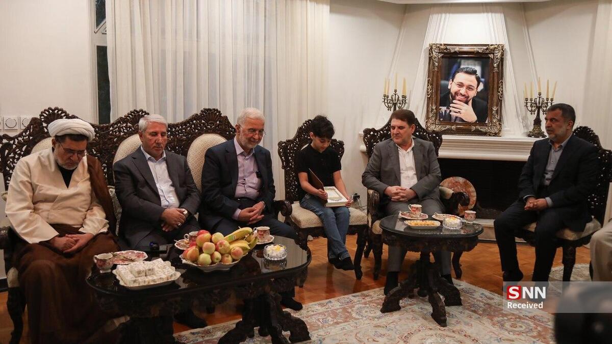 حضور وزیر کشور در منزل خانواده شهید مالک رحمتی