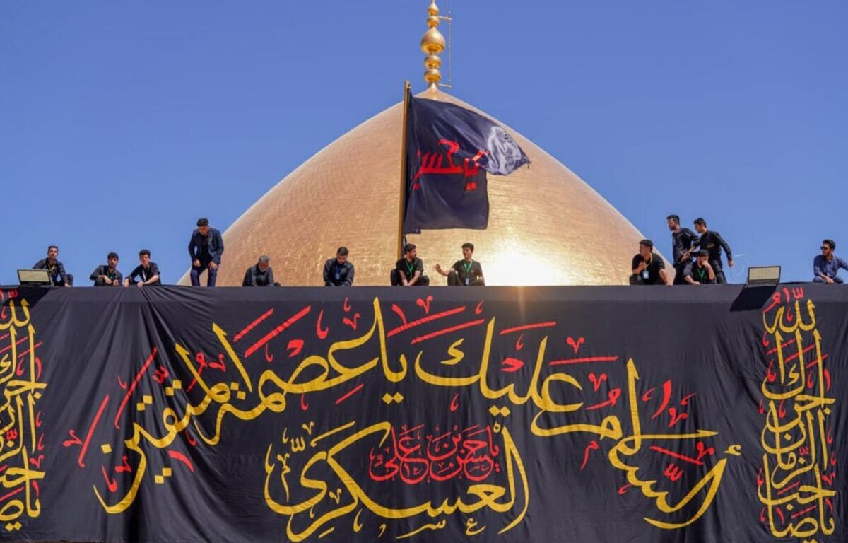 سیاه‌پوشی و نصب کتیبه ویژه شهادت امام حسن عسکری علیه السلام در حرم مطهر امام هشتم علیه السلام