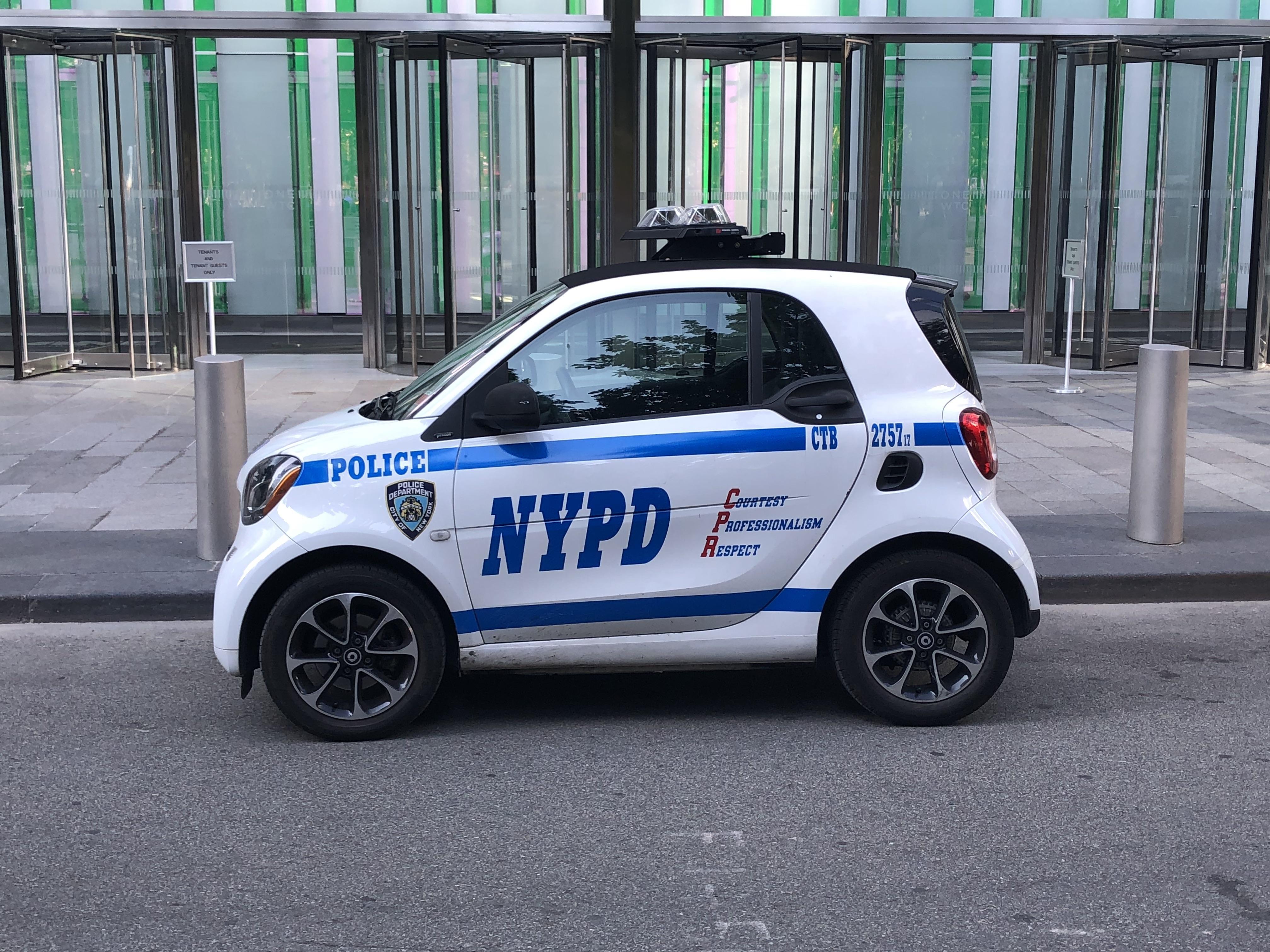 نگاهی به عجیب ترین ماشین پلیس های جهان/ از پرسرعت ترین خودرو ها تا کوچک ترین خودروها در خدمت نیروی پلیس