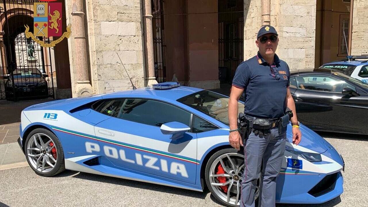 نگاهی به عجیب ترین ماشین پلیس های جهان/ از پرسرعت ترین خودرو ها تا کوچک ترین خودروها در خدمت نیروی پلیس