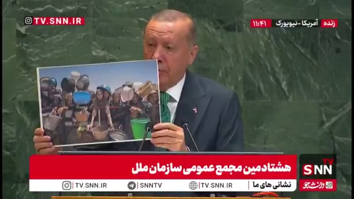 اردوغان با نشان دادن عکس یک بچه که از قحطی کشته شده است: کدام وجدان میتواند این را ببیند و به درد نیاید؟ / در غرب وقتی یه خار گل رز به دست یک بچه میرود همه قلبشان درد میاید اما در غزه اینطور نیست!