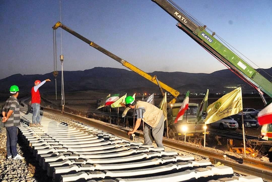 ریل‌گذاری راه‌آهن کرمانشاه-خسروی آغاز شد+فیلم