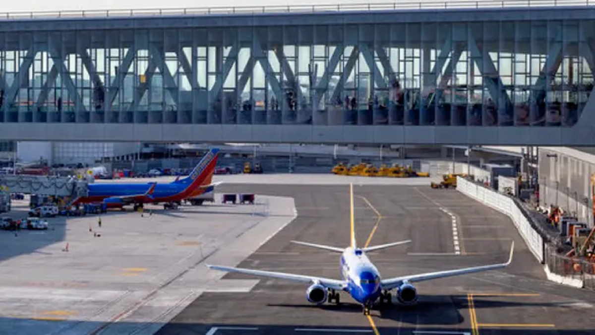 برخورد دو هواپیما روی باند فرودگاه لاگواردیای نیویورک