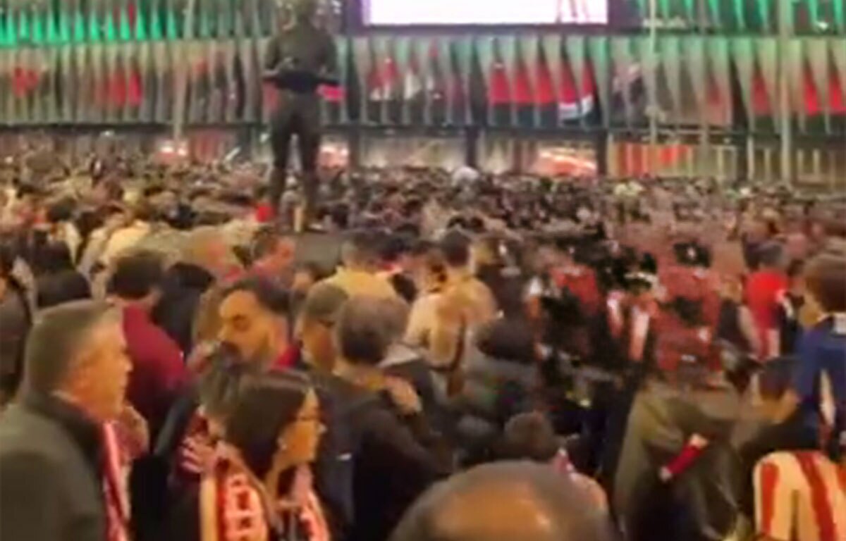 باشگاه اتلتیک بیلبائو اسپانیا، پرچم فلسطین را در حمایت از مردم غزه روی دیوار‌های استادیوم خود نورپردازی کرد