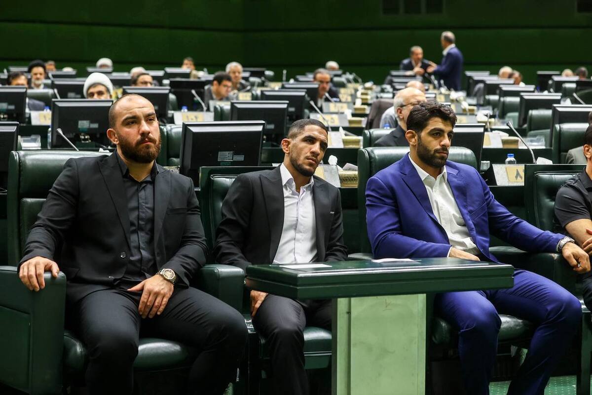 عکس یادگاری مدال‌آوران کشتی آزاد و فرنگی با محمدباقر قالیباف