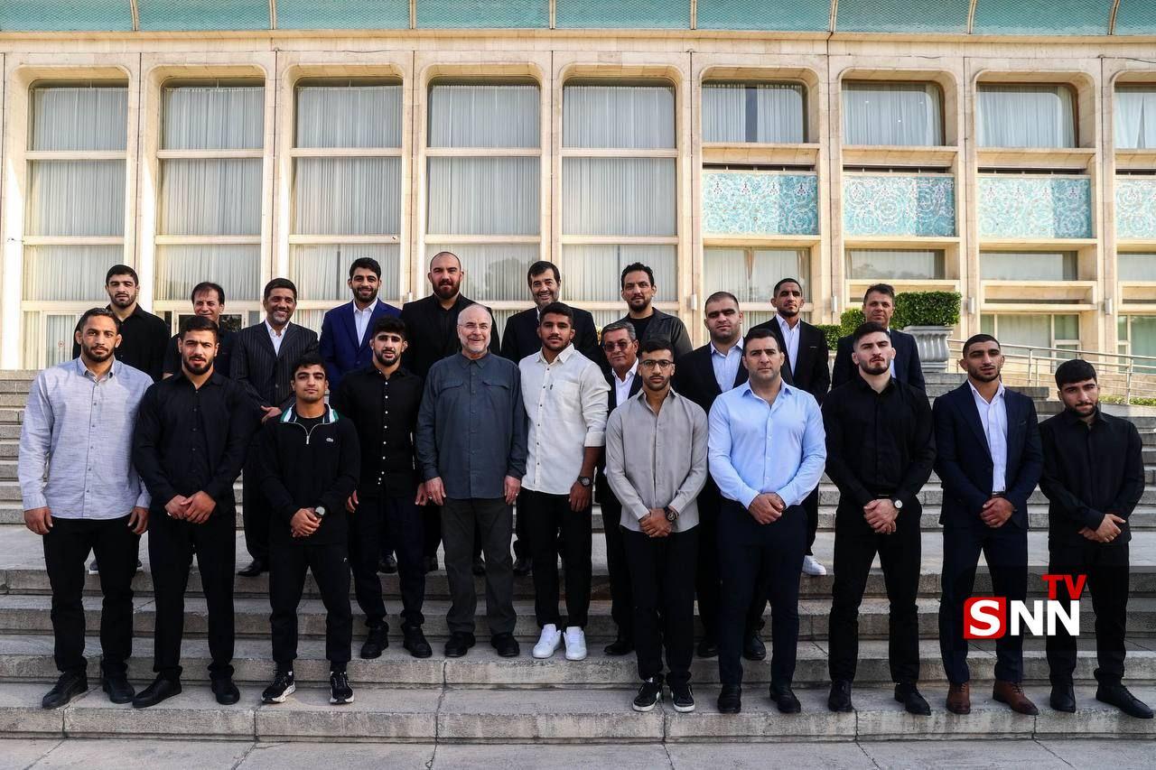 عکس یادگاری مدال&zwnj;آوران کشتی آزاد و فرنگی با محمدباقر قالیباف