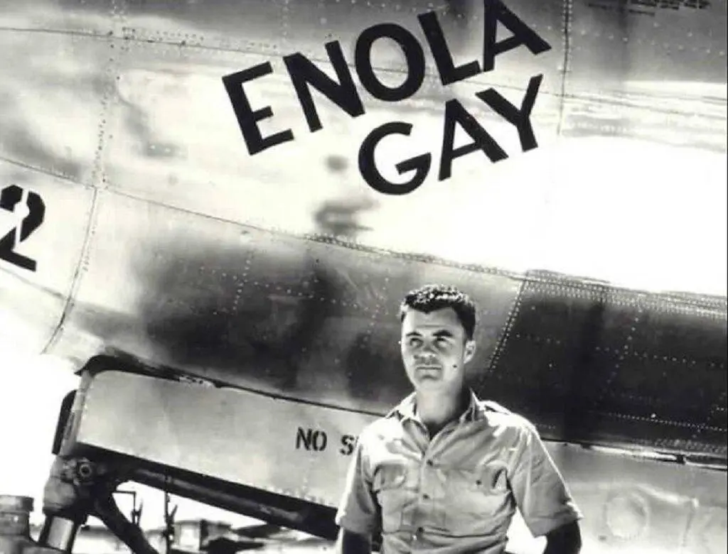 سرنوشت بمب&zwnj;افکن آمریکایی که بمب اتم را روی ژاپن انداخت چی شد؟