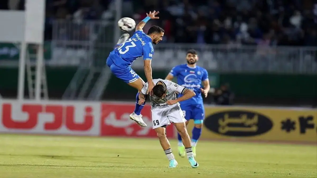 چادرملو پاسخ استقلال را داد؛ داور یک پنالتی و یک اخراج را ندید