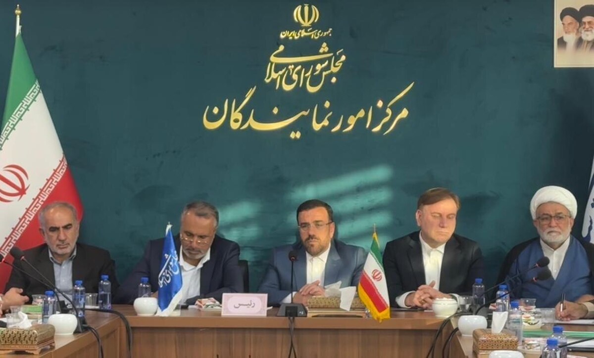 نشست هماندیشی فعالان سیاسی و اقتصادی برای اجرای پروژه خط ریلی شیراز به بوشهر و عسلویه