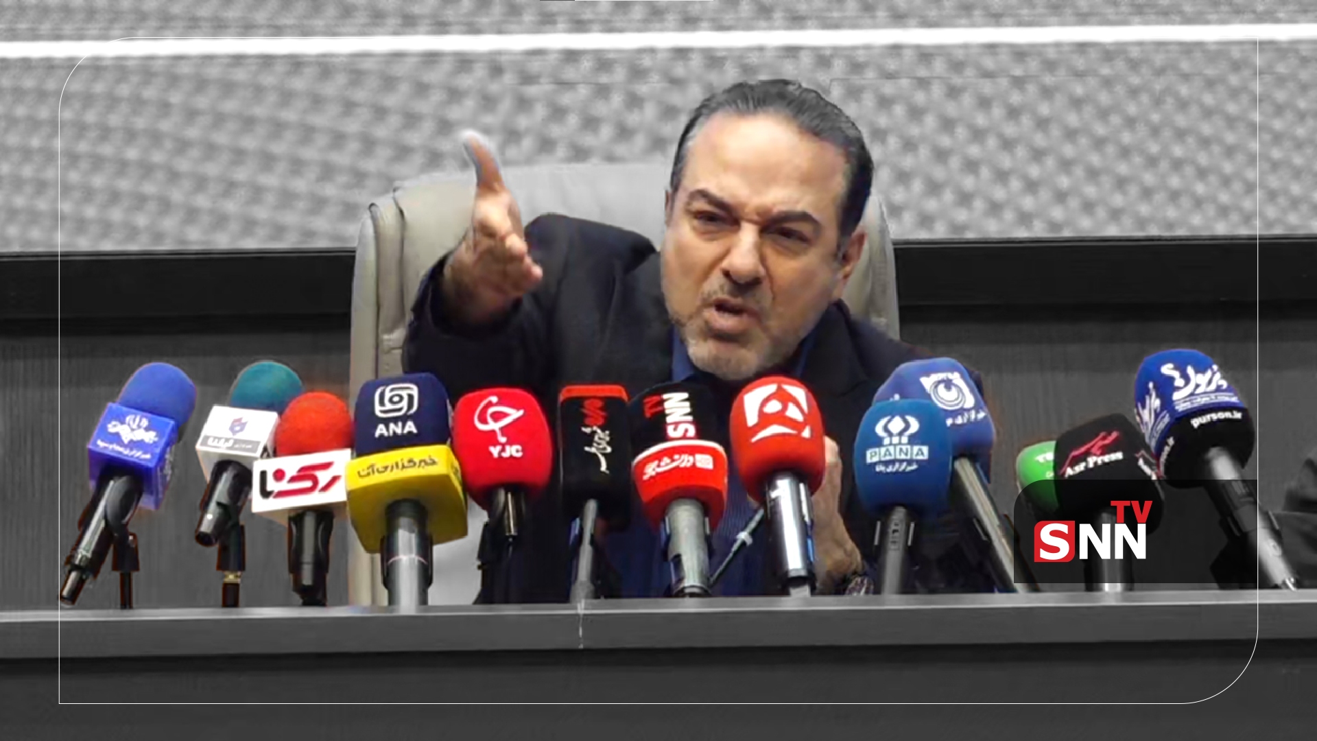 درگیری لفظی معاون وزیر بهداشت با یک خبرنگار و به کارگیری الفاظ ناشایست در نشست خبری زنده + فیلم
