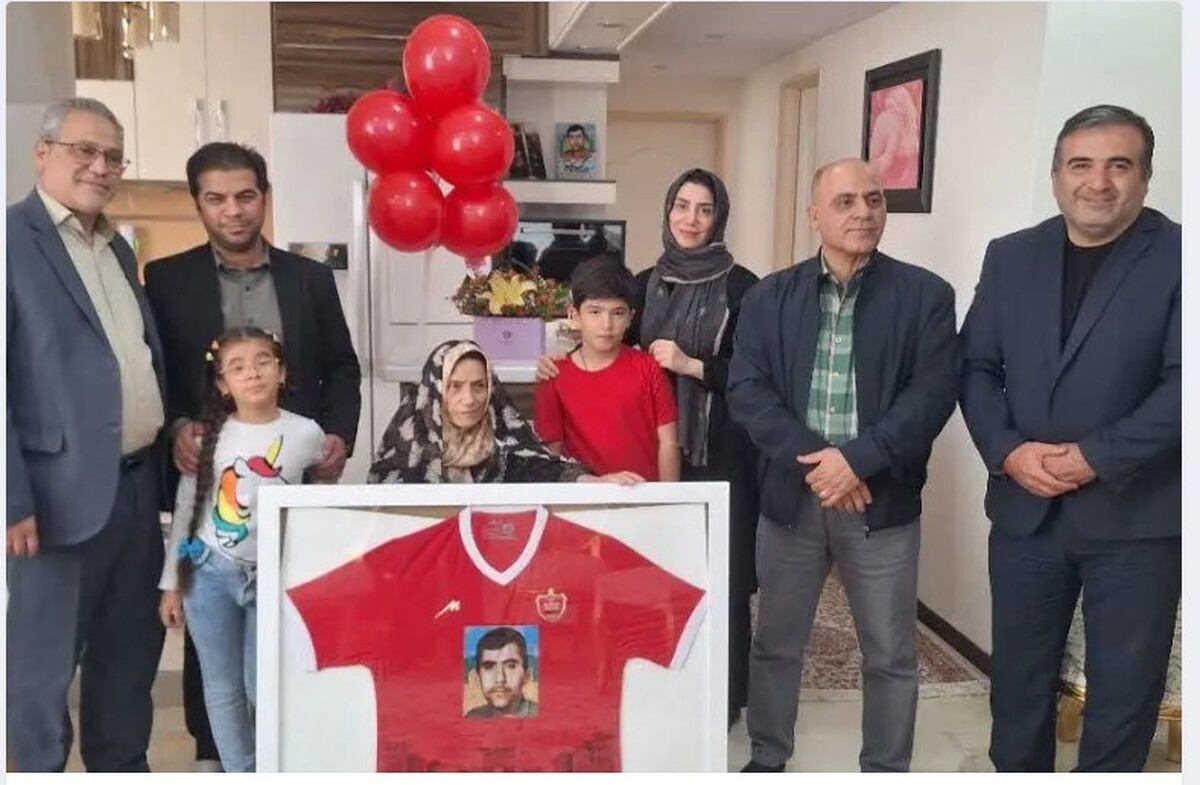 اهدای لباس پرسپولیس به مادر شهید کاوه