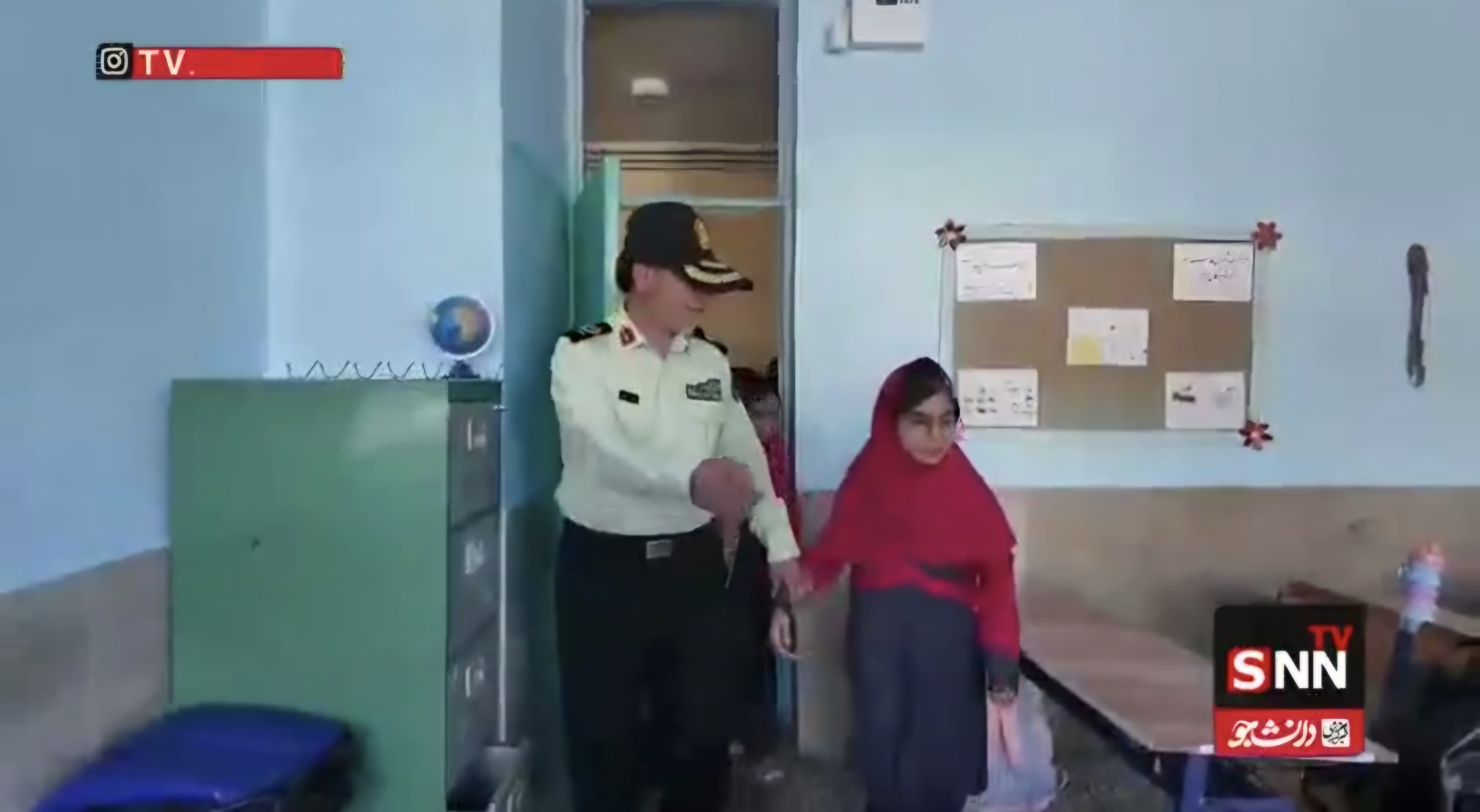 همراهی پدرانه سردار امجدیان در بدرقه دختر شهید «علی سعیدی» تا مدرسه در شهرکرد