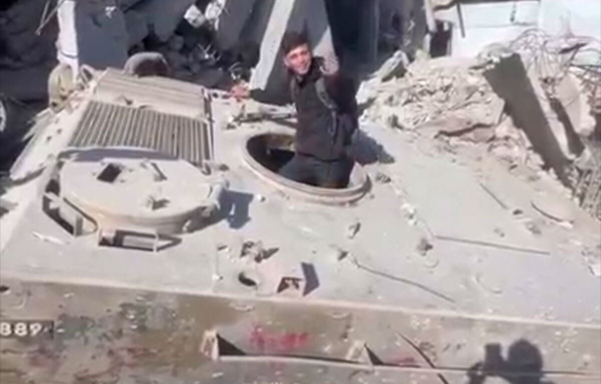 رجزخوانی مردم غزه با لاشه ادوات زرهی صهیونیست‌ها