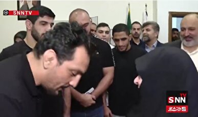 ببینید| ادای احترام قهرمانان کشتی به مادر شهید زین الدین در حاشیه اکران فیلم سینمایی «مجنون»