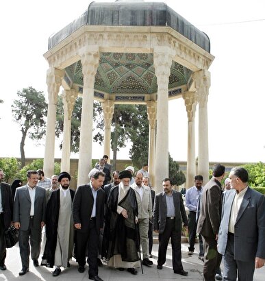 روز جهانی حافظ و تعابیر رهبر انقلاب؛ «شاعری همچنان ناشناخته» / چرا فقط ۵۰۰ غزل از لسان الغیب باقی مانده؟