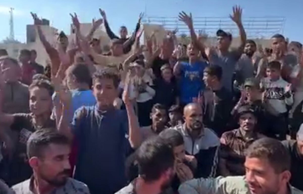 صحنه‌هایی از جشن و شادی مردم در خان‌یونس که در انتظار بازگشت اسیران آزادشده فلسطینی در چارچوب توافق تبادل اسرا هستند