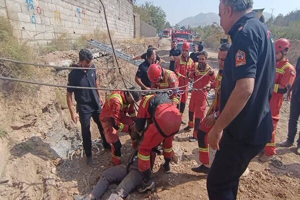 نجات معجزه‌آسای جوان سقوط‌کرده در چاه ۱۲ متری در خیابان دماوند