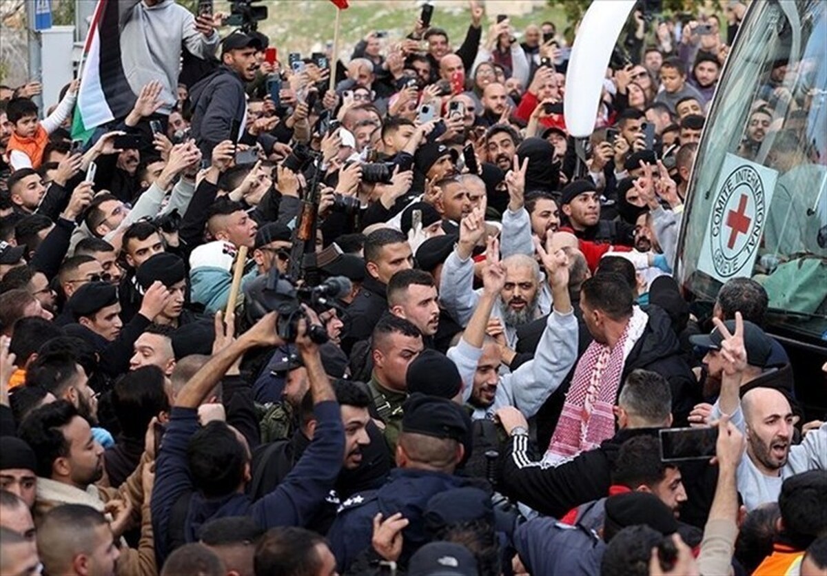 ورود اولین اتوبوس حامل آزادگان فلسطینی به رام‌الله + فیلم