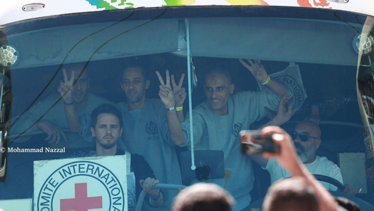 تصاویر هوایی از ورود اتوبوس‌های حامل آزادگان فلسطینی اهل نوار غزه به رام الله