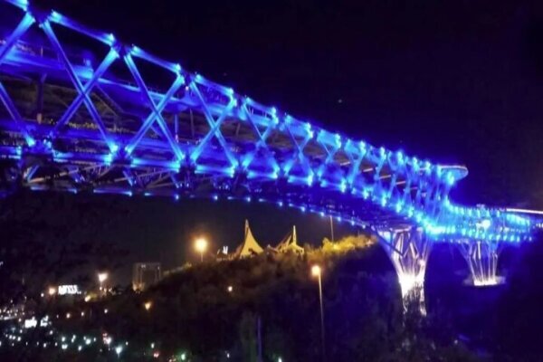 پل طبیعت به مناسبت روز جهانی غذا با رنگ آبی نورپردازی می‌شود
