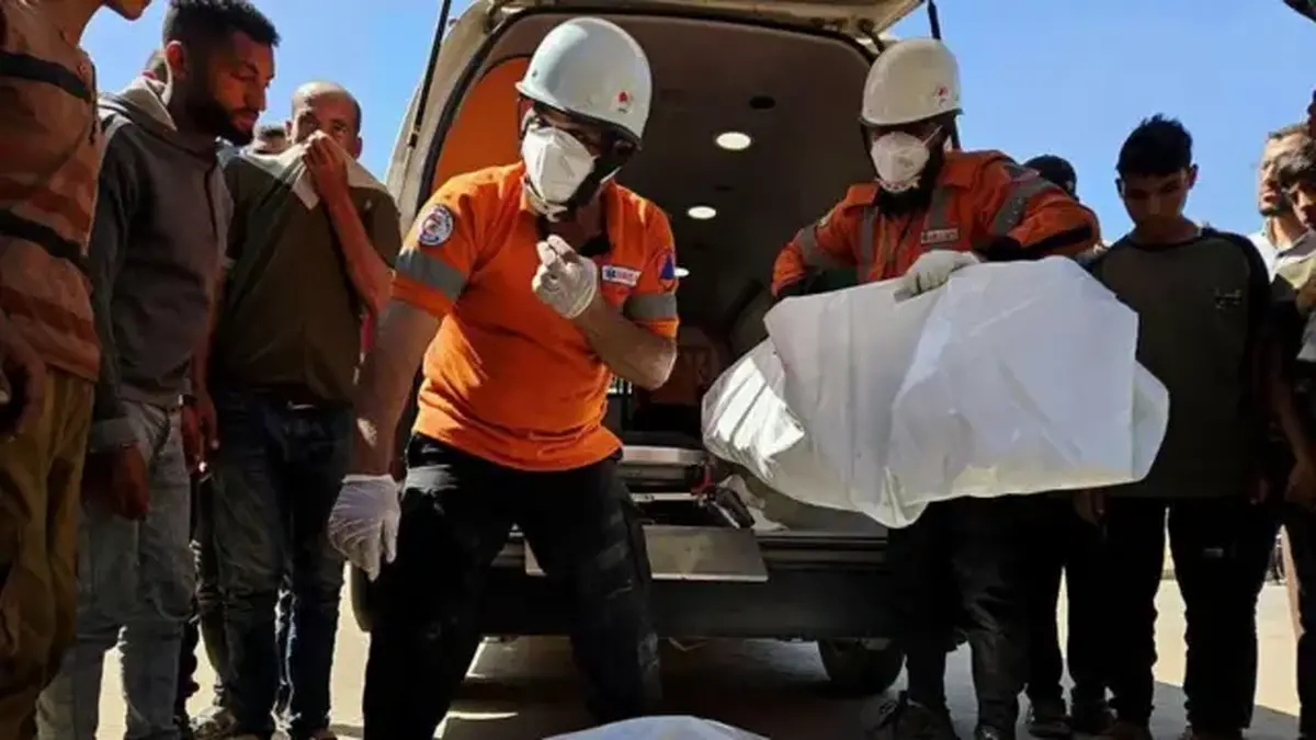 تحویل پیکرهای ربوده شده ۴۵ شهید به بیمارستان ناصر در خان یونس