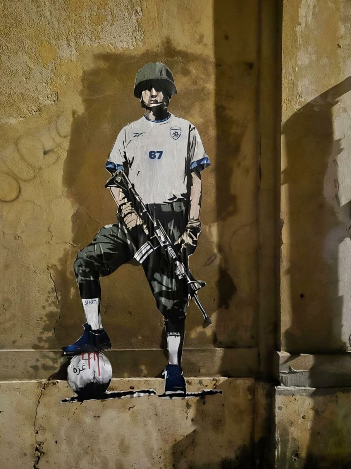 «مسابقه خونین» نقاشی دیواری لایکا علیه رژیم صهیونیستی در حاشیه بازی با ایتالیا