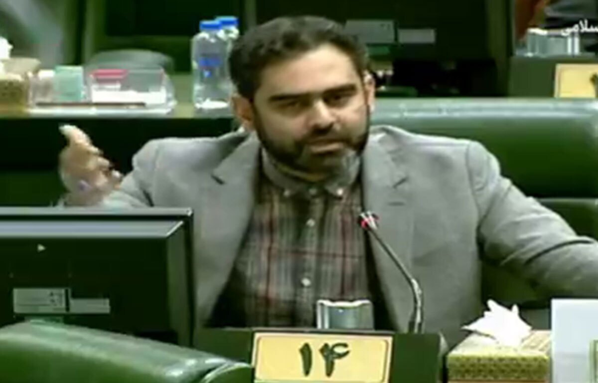 آقای عراقچی! همتی چه گلی به سر اقتصاد کشور زده که حالا به عنوان جایزه باید در اروپا سفیر شود؟